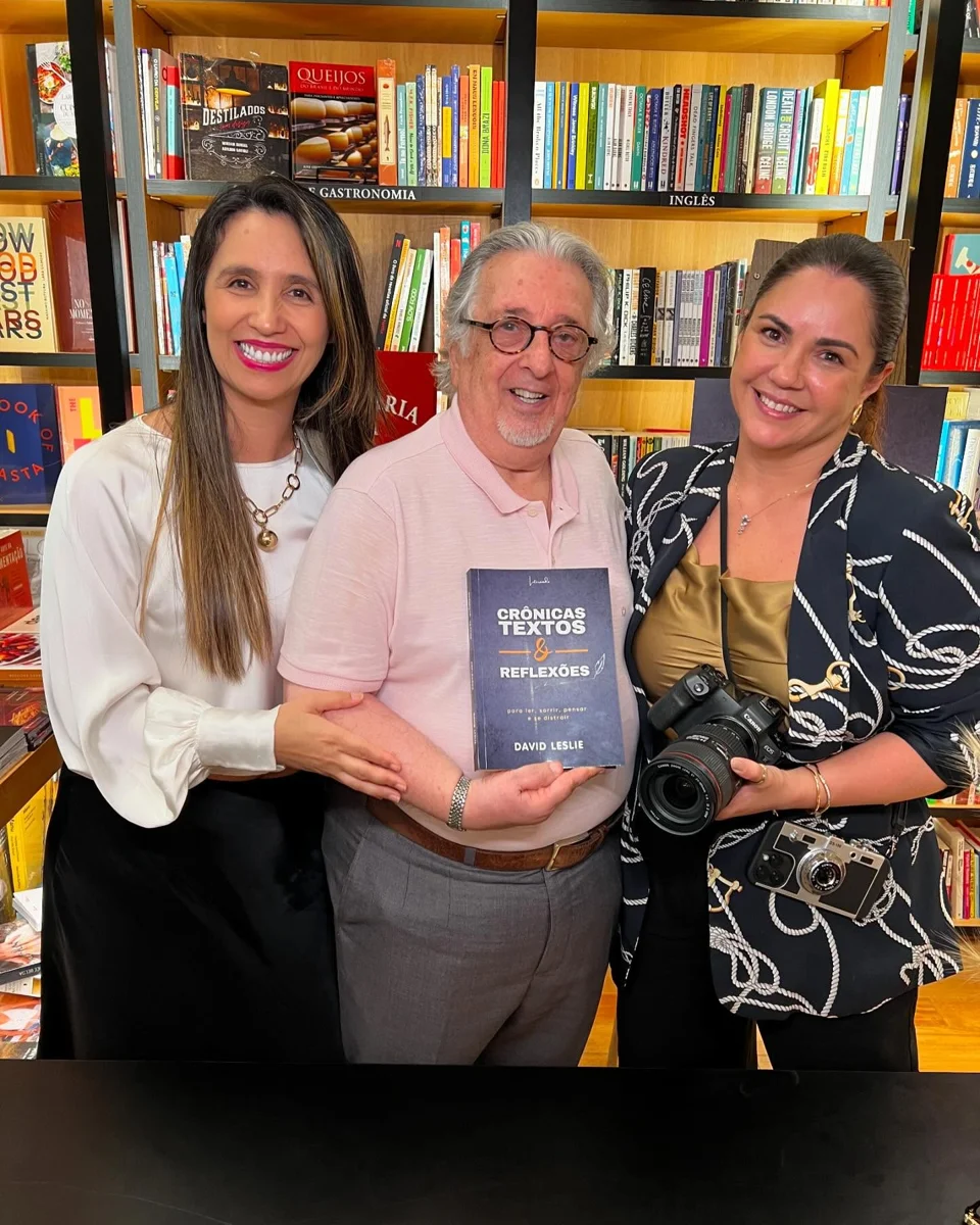 David Leslie com participantes do lançamento de seu livro na Livraria Travessa, em São Paulo