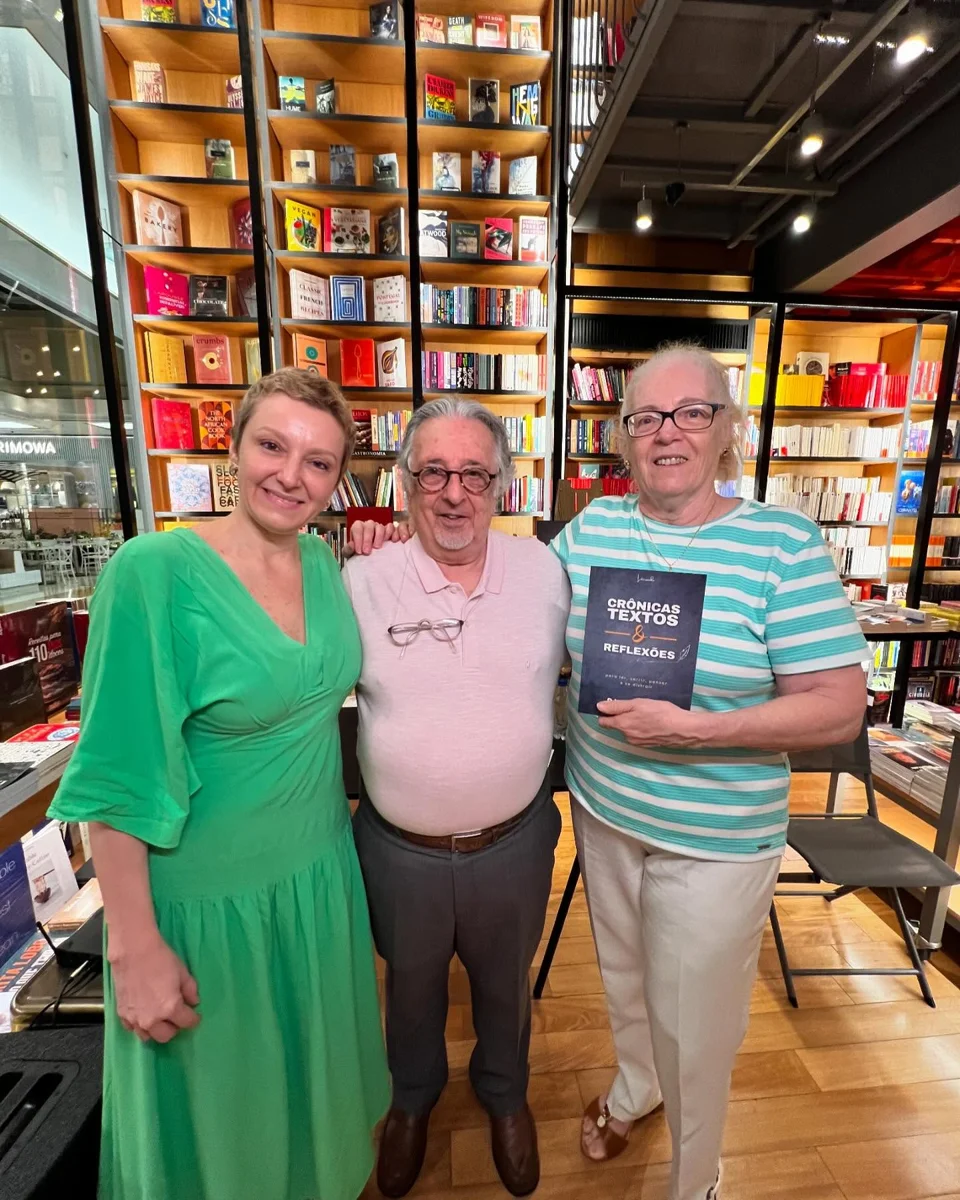 Participantes com David Leslie e seu livro durante o lançamento na Livraria Travessa