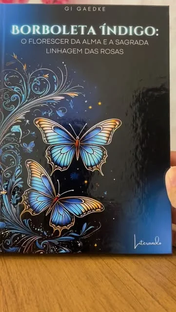 Fotografia real do livro Borboleta Índigo, publicada no Instagram da Literando